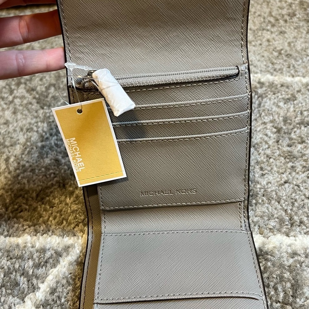 🩶 Michael Kors 🩶 small grey leather wallet NWT - Picture 5 of 5